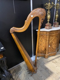 Une harpe &agrave; p&eacute;dales en bois sculpt&eacute;, probablement France, 19&egrave;me