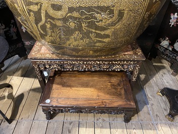Een Chinese bijzettafel met marmeren bovenblad en parelmoer inlegwerk, 19e eeuw