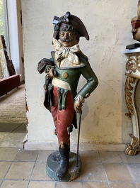 Een paar polychrome terracotta figuren van een man en vrouw, 18/19e eeuw