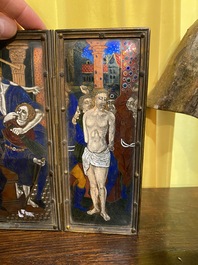 Triptyque en &eacute;maux polychromes dans le style de Limoges repr&eacute;sentant le Baiser de Judas, le Couronnement d&rsquo;&eacute;pines et la Flagellation, France, 19&egrave;me