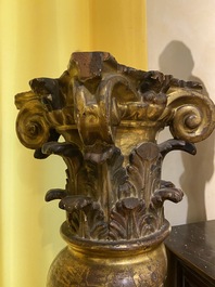 Une paire de colonnes torsad&eacute;es en bois partiellement dor&eacute;es &agrave; d&eacute;cor d'oiseaux et de vignes, probablement Italie, 17/18&egrave;me