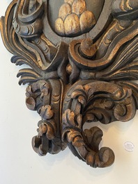 Grand relief armori&eacute; en bois sculpt&eacute; et partiellement dor&eacute;, Italie, 19&egrave;me