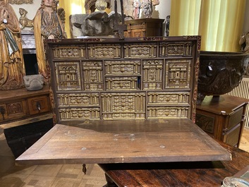 Cabinet de type 'bargue&ntilde;o' en noyer aux montures en bronze et velours, Espagne, 17&egrave;me