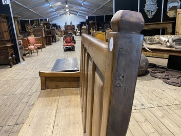 Grand banc de hall en bois sculpt&eacute;, Espagne, 18&egrave;me