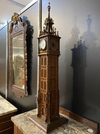 Horloge en bois de style n&eacute;o-gothique en forme de la tour Big Ben, vers 1900
