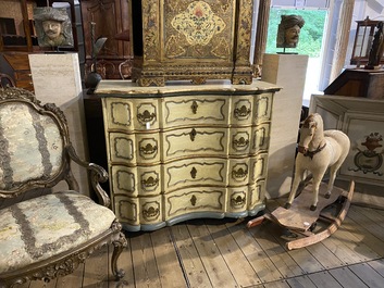 Een Zweedse polychrome houten commode met vier lades, 19e eeuw