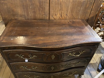 Une commode de style Louis XV en noyer, 18&egrave;me