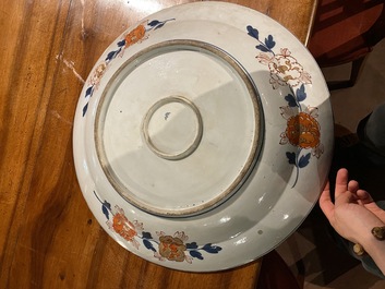 Un grand plat en porcelaine Imari de Japon &agrave; d&eacute;cor floral, Edo, 18&egrave;me