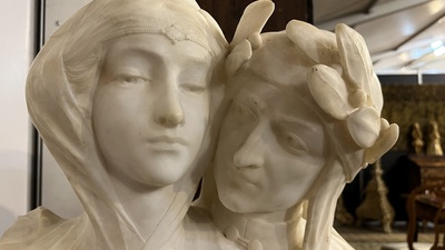 Een Italiaanse witmarmeren sculptuur van Dante Alighieri en zijn geliefde Beatrice, ca. 1900