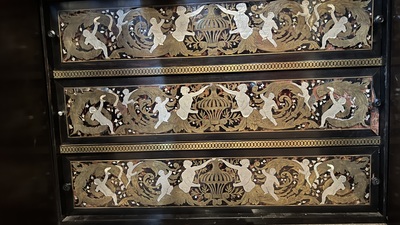Cabinet exceptionnel de style n&eacute;o-gothique en bois incrust&eacute;, atelier inconnu dans la r&eacute;gion de Gand, Flandres, 19&egrave;me