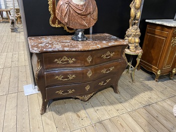 Een Franse Lodewijk XV-stijl commode met bronzen monturen en marmeren bovenblad, 19e eeuw