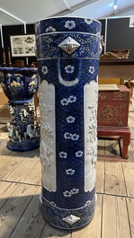 Grand vase cylindrique ou porte-parapluie en porcelaine Arita de Japon en bleu et blanc, Meiji, 19&egrave;me