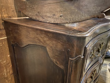 Une commode de style Louis XV en noyer, 18&egrave;me