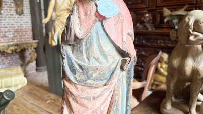 Saint &eacute;v&ecirc;que en ch&ecirc;ne sculpt&eacute; et polychrom&eacute; sur un base avec &eacute;cu, Flandres, vers 1500