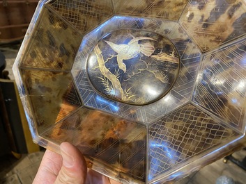 Een Japanse octagonale gelakte kom in schildpadfineer, Meiji, 19e eeuw