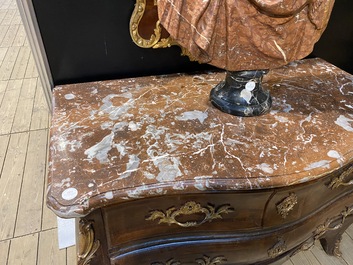 Een Franse Lodewijk XV-stijl commode met bronzen monturen en marmeren bovenblad, 19e eeuw