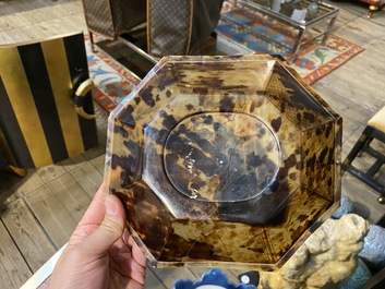 Een Japanse octagonale gelakte kom in schildpadfineer, Meiji, 19e eeuw