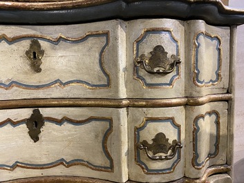 Een Zweedse polychrome houten commode met vier lades, 19e eeuw