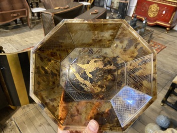 Een Japanse octagonale gelakte kom in schildpadfineer, Meiji, 19e eeuw