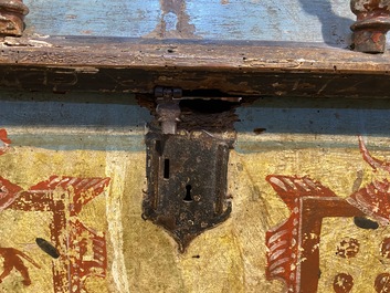 Een Italiaanse polychrome houten kist met wapenschilden, 16/17e eeuw