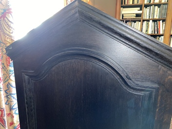 Een ge&euml;boniseerd houten boekenkast, 20e eeuw