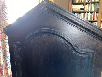 An ebonised wooden bookcase, 20th C.