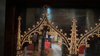 Cabinet exceptionnel de style n&eacute;o-gothique en bois incrust&eacute;, atelier inconnu dans la r&eacute;gion de Gand, Flandres, 19&egrave;me