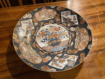 Un grand plat en porcelaine Imari de Japon &agrave; d&eacute;cor floral, Edo, 18&egrave;me