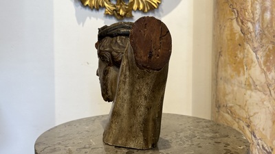 Christ en bois sculpt&eacute; et polychrom&eacute;, 17&egrave;me