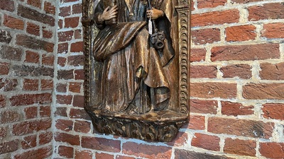 A Spanish polychrome and gilt wooden alto relievo depicting Saint Peter under an arcade, 17th C.