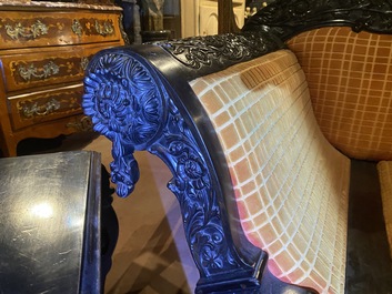 Een rijkelijk gesculpteerde Engels-koloniale sofa met twee bijhorende stoelen, eind 19e eeuw