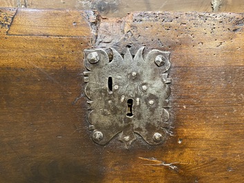 A walnut chest, 18th C.