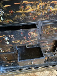 Een Engels gelakt en beschilderd houten chinoiserie kabinet op onderstel, 19e eeuw