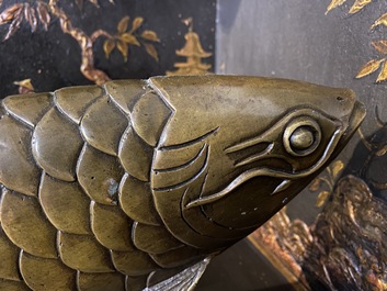 Een Japanse gepatineerd bronzen sculptuur van een koi, 19/20e eeuw