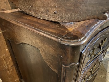 Une commode de style Louis XV en noyer, 18&egrave;me