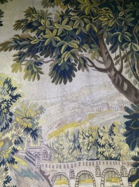 Tapisserie murale d'Aubusson &agrave; d&eacute;cor d'une bataille en for&ecirc;t d'un loup et d'un renard, France, 19&egrave;me