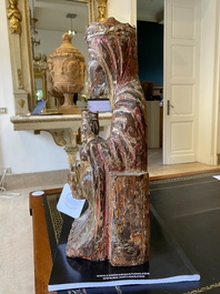 Een polychrome houten 'Sedes Sapientiae' sculptuur in Romaanse stijl, wellicht Spanje, mogelijk 14/15e eeuw