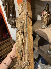 Een Hispano-Vlaamse polychrome en vergulde notelaren tabernakeldeur met de herrezen Christus, begin 16e eeuw