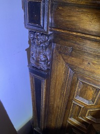 Armoire &agrave; quatre portes en ch&ecirc;ne et ch&ecirc;ne noirci, Flandres, 17&egrave;me