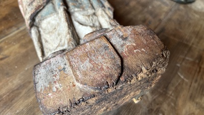 Saint &eacute;v&ecirc;que en ch&ecirc;ne sculpt&eacute; et polychrom&eacute; sur un base avec &eacute;cu, Flandres, vers 1500