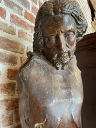 Grand Christ en noyer sculpt&eacute;, d&eacute;but du 16&egrave;me