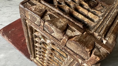 Een polychroom gotisch houten kistje, 15/16e eeuw