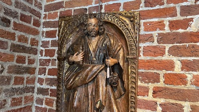 Panneau en r&eacute;sineux sculpt&eacute;, dor&eacute; et polychrom&eacute; repr&eacute;sentant Saint Pierre, Espagne, 17&egrave;me