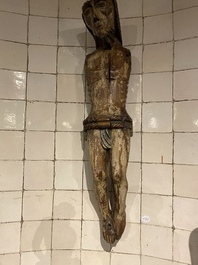 Christ en bois sculpt&eacute; et polychrom&eacute;, probablement Espagne, 15&egrave;me