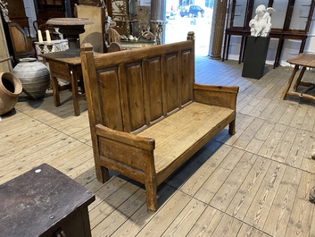 Grand banc de hall en bois sculpt&eacute;, Espagne, 18&egrave;me