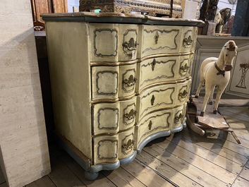 Een Zweedse polychrome houten commode met vier lades, 19e eeuw