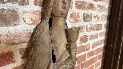 Een Duitse polychrome lindenhouten Sint-Odilia met een kelk, Midden-Rijngebied, begin 16e eeuw