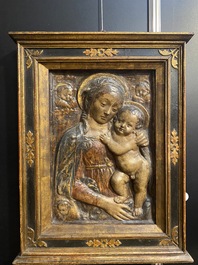 Plaque en stuc polychrom&eacute; figurant la Vierge &agrave; l'Enfant, Italie, peut-&ecirc;tre Florence, 16/17&egrave;me