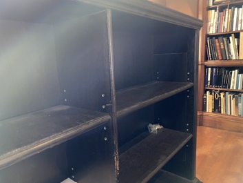 An ebonised wooden bookcase, 20th C.