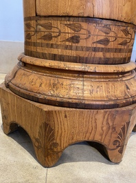 Een ronde ingelegde houten sokkel met ingewerkte kast, 19e eeuw